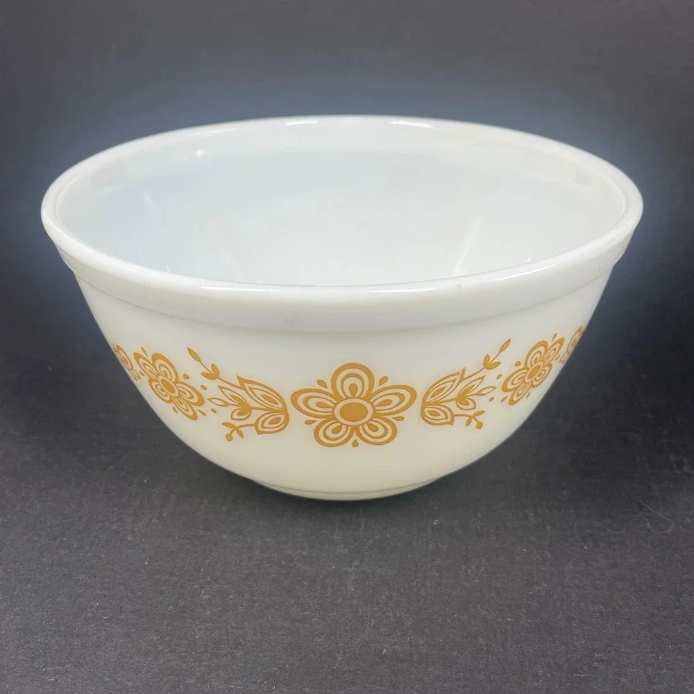 Vintage Pyrex Butterfly Gold 402 Mixing Bowl 1.5 Qt White Yellow Floral 7 Inch